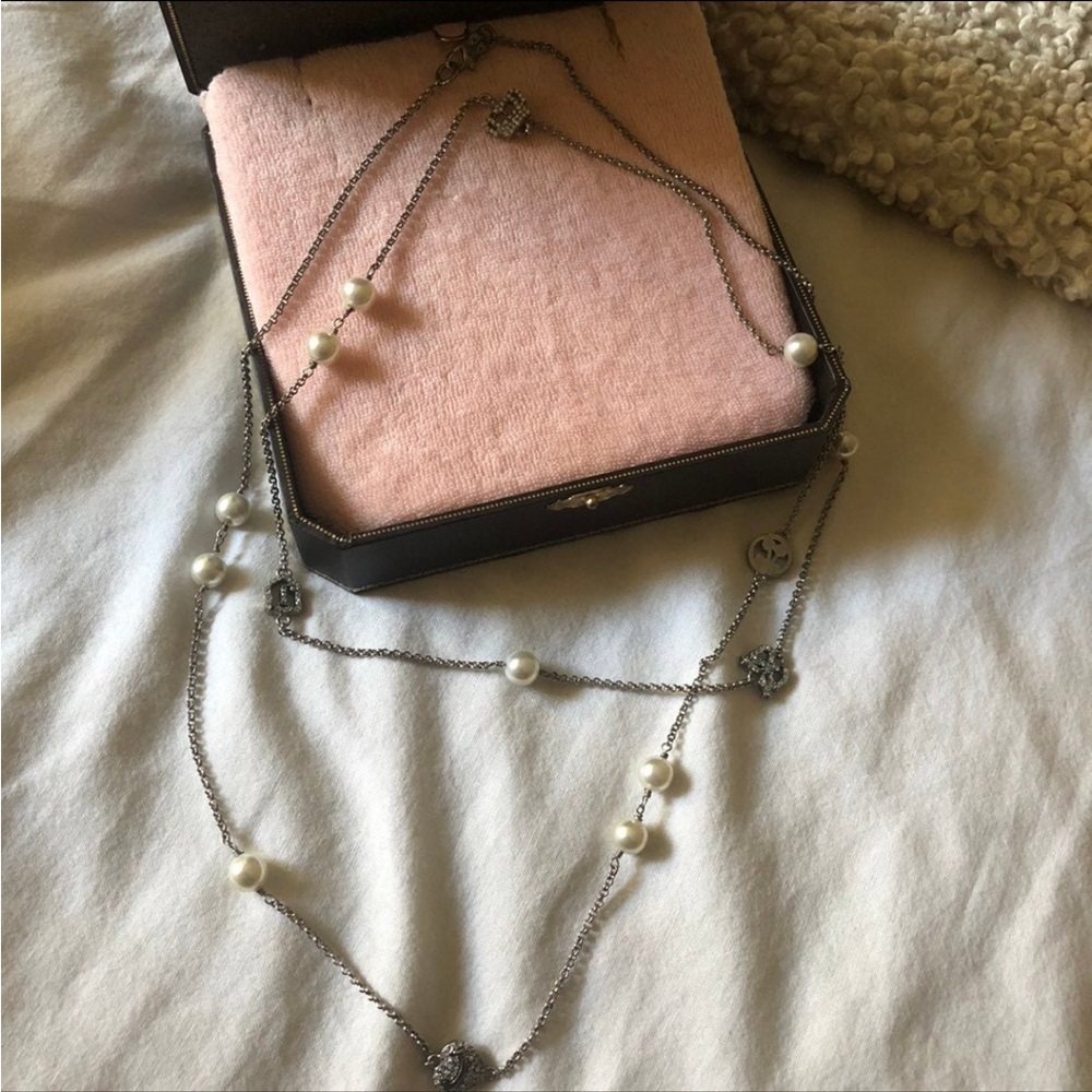 Juicy Couture Y2K Coquette Pearl Long Charm Necklace - Picture 2 of 9